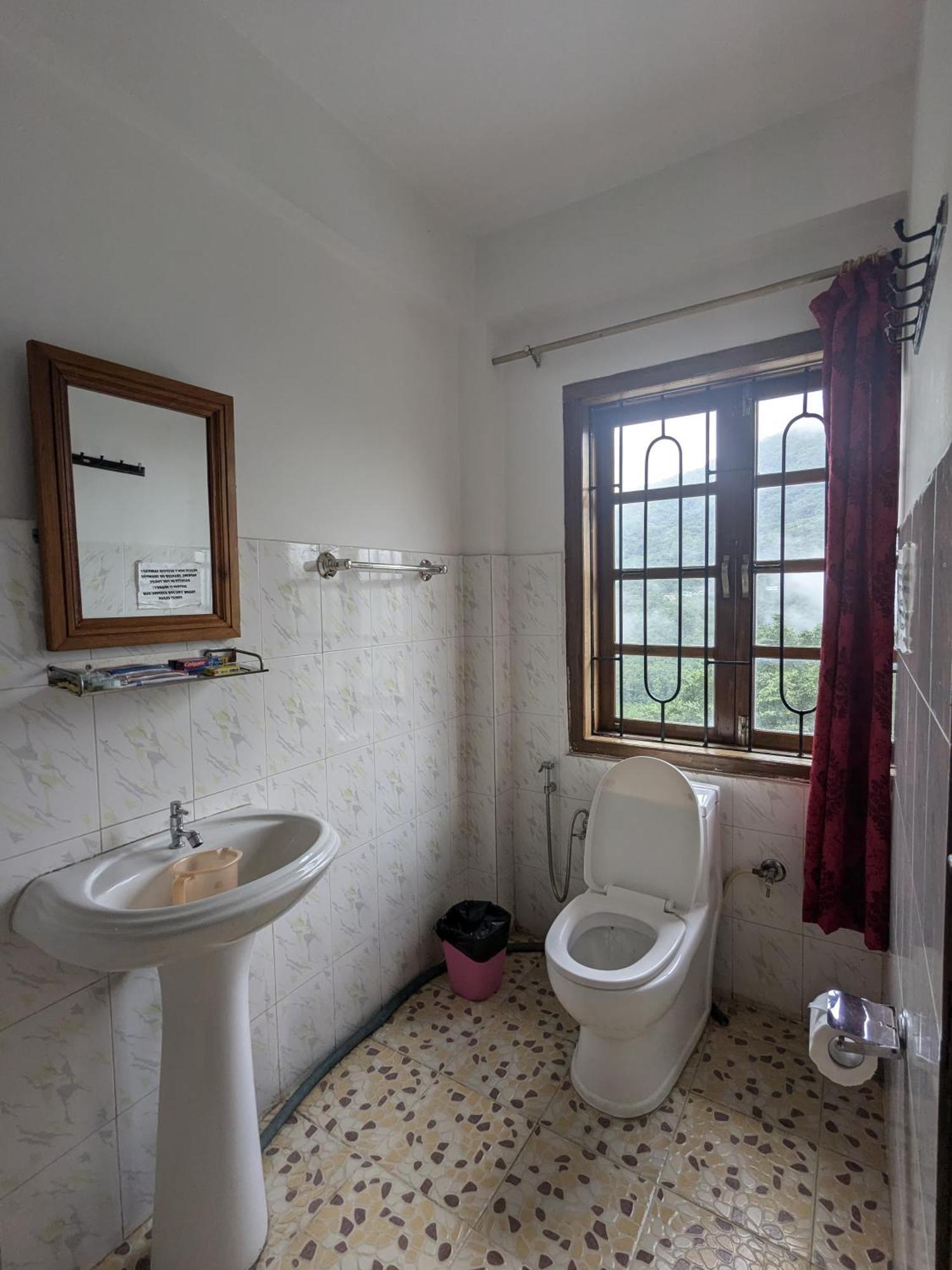 Dovipie Inn Kohima Экстерьер фото
